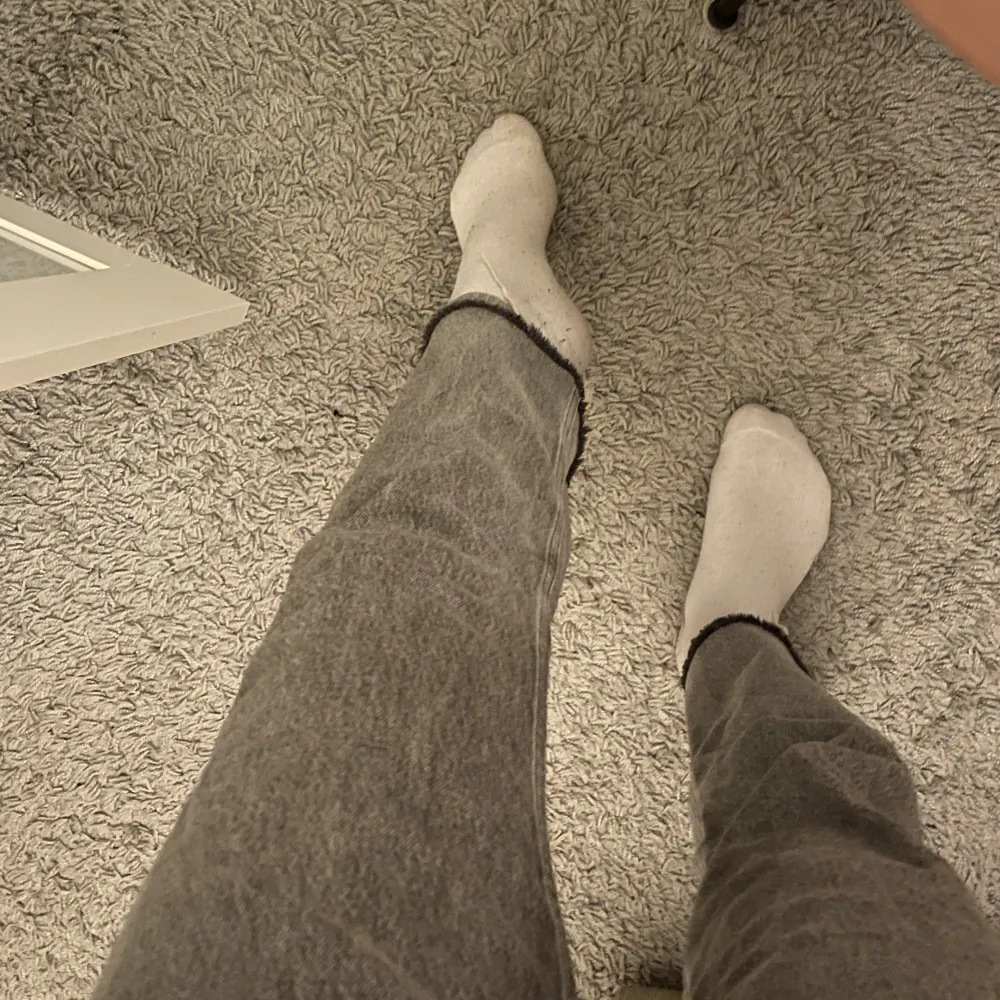 Högmidjade croppade jeans från Zara. Skitsnygg grå färg. Stl 36 och jag är 168 cm. Använt dessa ganska flitigt så se slitaget på bild nr 3. . Jeans & Byxor.