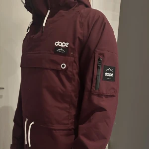 DOPE skidjacka  - Skidjacka storlek XS som även passar S. Jag på bilden är 180cm. Nypris 2200kr. Använt den i 5 dagar (en skidresa). Jackan är i ett mycket bra skick. 