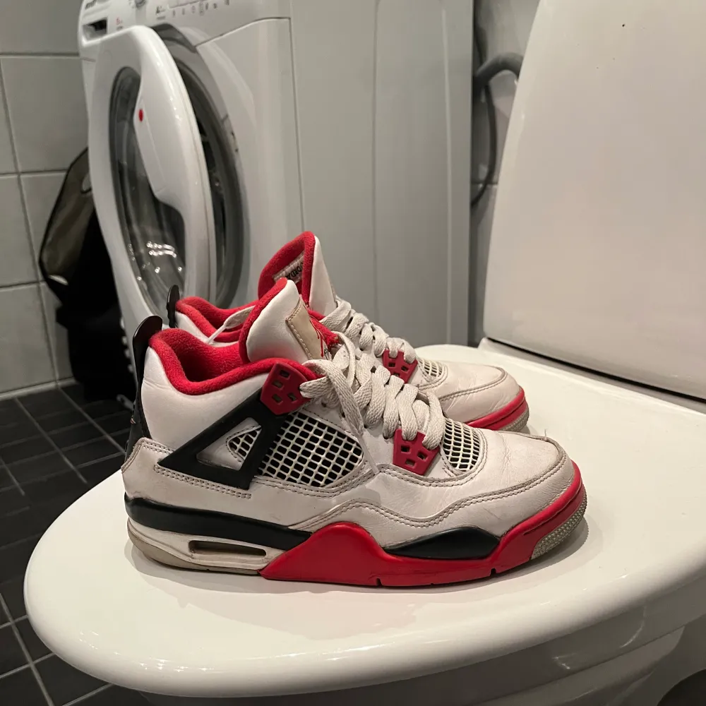 Säljer äkta jordan 4, fire red i bra skick storlek 37.5 pris går att diskutera. Skor.