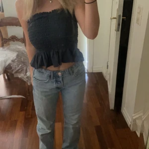 Offshoulder topp - Otroligt fin topp från Zalando (American Eagle). 😍😍Endast använd ett fåtal gånger och är som ny! Säljer pga att den inte kommer till användning längre! Dubbelkolla gärna med mig innan du trycker på köp nu 💓💓