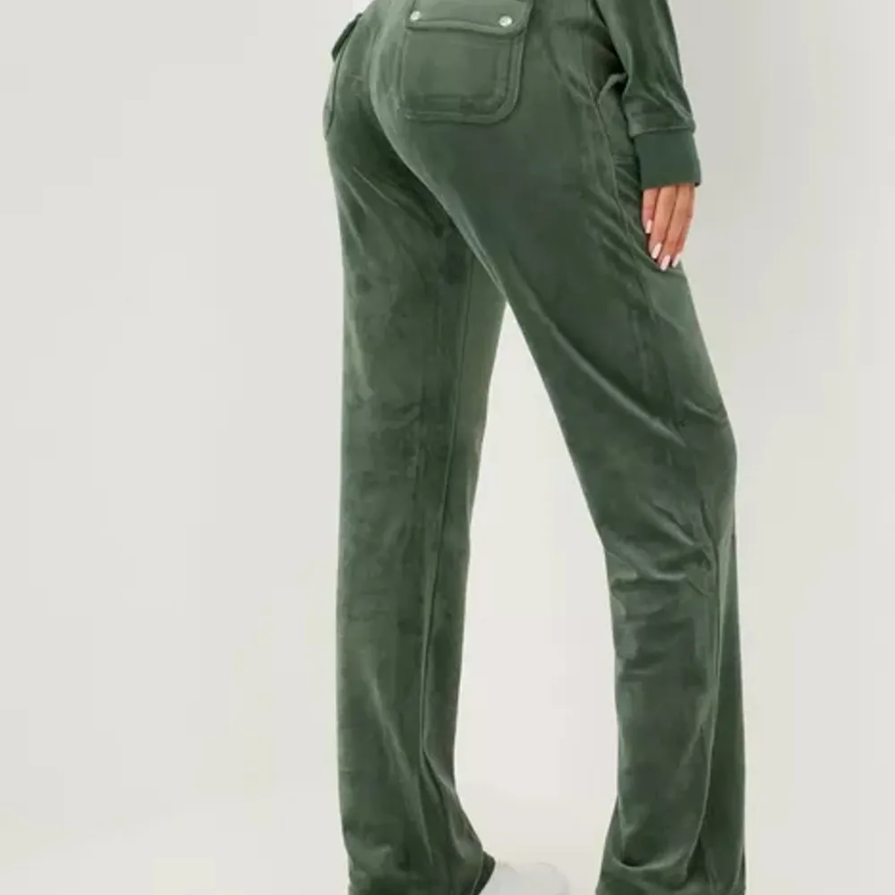 Hej säljer mina Mörk gröna juicy byxor då dom inte kommer till användning, dem är i bra skick och är inte så använda. Skriv för mer bilder!😊. Jeans & Byxor.