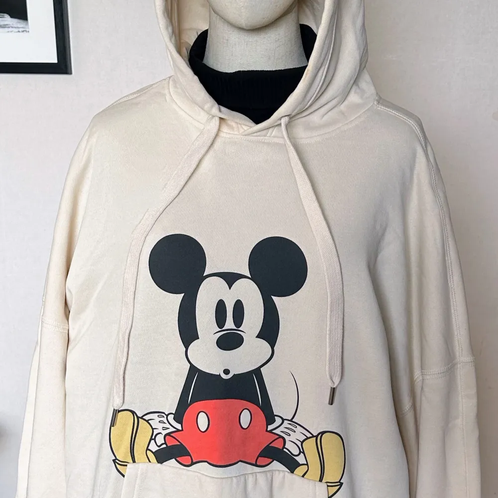 Jättefin offwhite färgad Mickey Mouse Hoodie i samarbete med Disney och H&M Lite mer oversized längre modell Mjukt ruggad insida. Jättefint skick! Använd 2ggr L73/bredd under ärm 65x2cm. Hoodies.