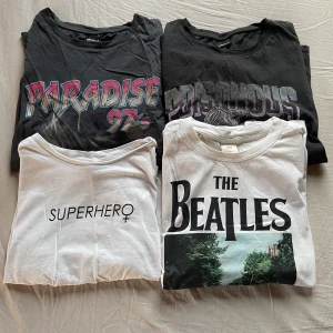 T-shirts med tryck - Ett paket med fyra t-shirts i varierande storlek och skick. Det är bara att skriva om du vill se fler bilder. Och det går såklart bra att köpa bara en av tröjorna om man vill det 🤍