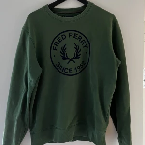 Collagetröja - Schysst collagetröja från Fred Perry. Använd några gånger men inga fläckar eller hål. Strl M.