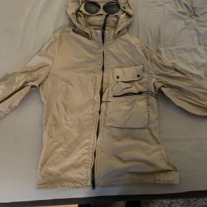 Cp conpany jacka  - Tjena säljer denna jackan då jag inte använder den och har knappt använt den. Den är i väldigt bra sick 