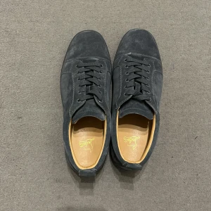 Louboutin - Feta loubs utan spikes storlek 46. Har haft de i typ 4 månader och säljer de pga behöver pengar. Några frågor skriv dm