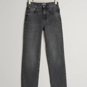 Jeans  - Säljer dessa gråa 90s high waist jeans från Gina Tricot i storlek 34. Säljs pga att dom inte längre kommer till användning. Använt några gånger men är i väldigt bra skick! Köpt för 599kr men säljer dessa för 189kr 💕( bilderna är från ginas hemsida ) 