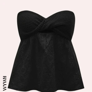 Svart topp  - Säljer denna jättefina svarta tub toppen då jag inte får användning för den💗Aldrig använd