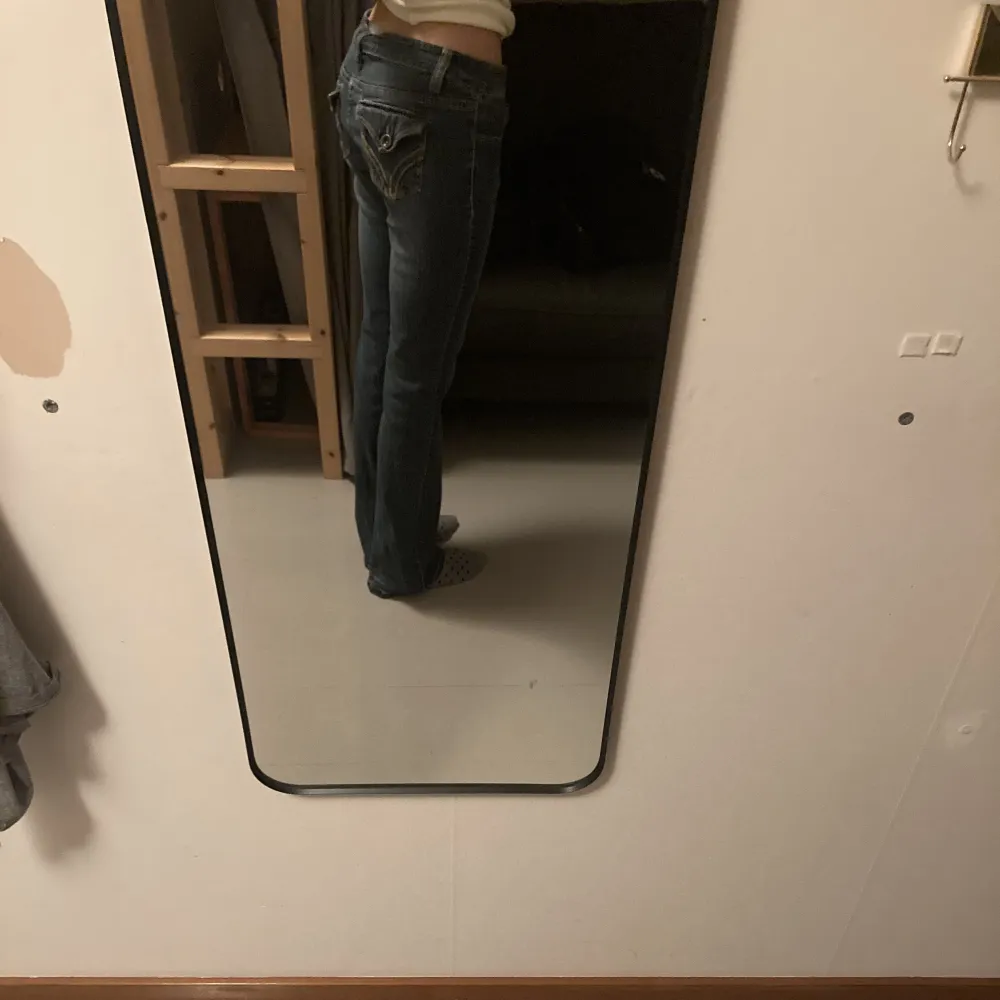 Säljer min älskade lågmidjade bootcut jeans med coola fickor ❤️ säljer då de är bara lite för stora i midjan 🫶 storlek 9 (US). Jeans & Byxor.