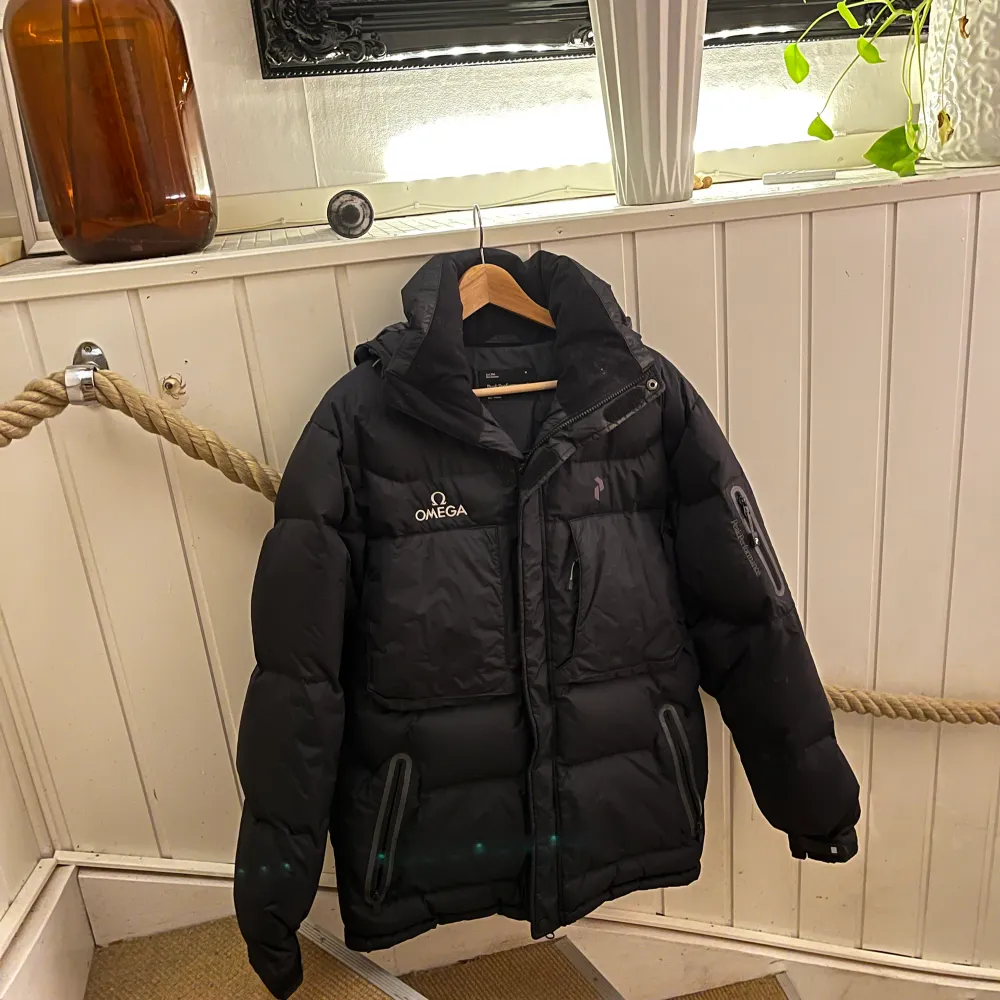 Jätte härlig varm och skön vinterjacka från Peak performance. M men är mer som L. Används inte längre och det är synd att den bara hänger . Takit.