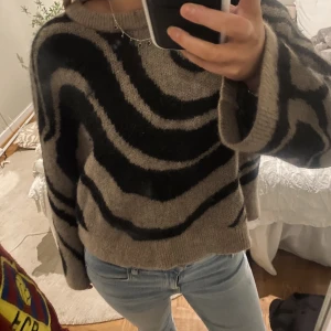 Stickad tröja  - Jätte cool, köpt ifrån Other stories säljs inte längre 