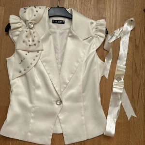Kostym / blazer - Fest kostym topp. Färg vit / off white. Pris kan diskuteras.