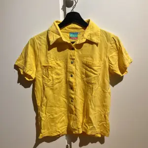 Tröja från 90-talet. Gul skjorta med knappar i metall. Superskönt material. Normal i storlek. 