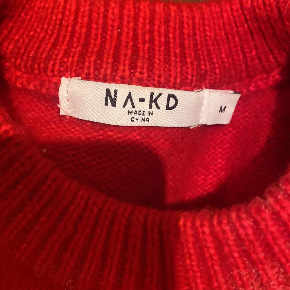 Säljer denna fina röda stickade tröjan i storlek M då jag inte får användning av den. Köptes för 2 år sedan och finns därför inte att köpa längre. Använd en gång på julafton❤️den är i Storlek M men passar bra på mig som har S i vanliga fall . Stickat.