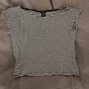 Svart och vit randig topp - En mjuk och skön svart och vit randig topp i ett tunt stickat material🫶🏼