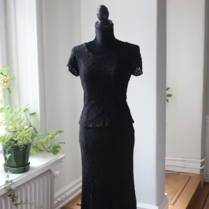 Spets-sett - MEASUREMENTS Topp length - 42 cm chest - 37 cm waist - 34 cm Kjol length - 99 cm  waist - 32 cm bottom - 71 cm