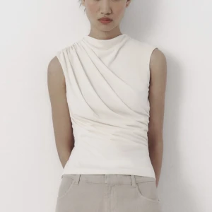 Draperad topp  - Säljer denna superfina slutsålda topp från Zara i stl. M 🤍 knappt använd - ser ut som ny! Den är lite varmare i färgen än på bilden, skriv för att få fler bilder 🙌🏼