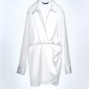 Vit kläning - En fin vit klänning från zara som är andvänd en gång. 