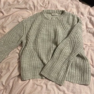 Stickad tröja  - Stickad tröja från mango typ aldrig använd lite mindre i storleken skulle säga s