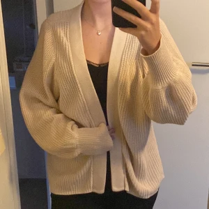 Stickad kofta  - En fin stickad kofta som inte är använts mycket. Den är väldigt skön att ha på sig och man blir varm i den. 