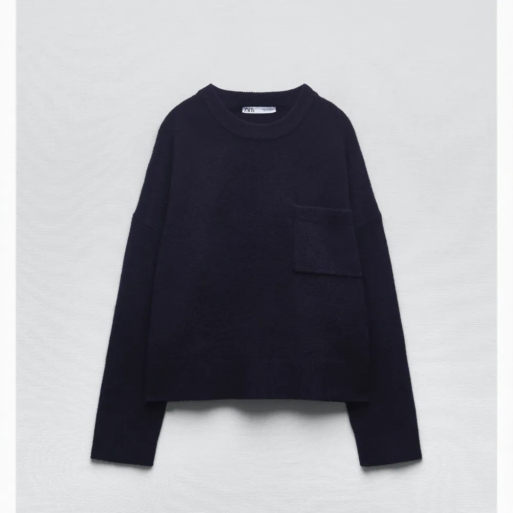 Supersnygg tröja från Zara som är helt slutsåld. Den är i fint skick förutom att den är ganska nopprig. Köpte den för 400kr. Fråga om mer bilder🥰. Tröjor & Koftor.