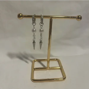 StilSthlm  - Fina örhängen väldigt liknande 087 fast i silver. Köp för 129kr/st Eller  229kr/paret. Modell 109 Smyckes ställningen finns även att köpa för 299kr!