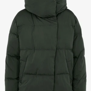 Grön vinterjacka - Slutsåld grön vinterjacka från about you i storlek 38, jackan är i bra skick och har inga defekter. Väldigt varm och stor luva, ord pris 1699kr.