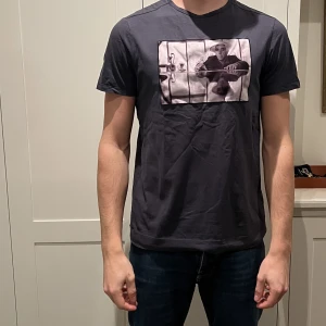 Limitato T-shirt  - Limitato T-shirt, varsamt använd, skick 8/10. Pris kan diskuteras. Nypris 1599:-, storlek M