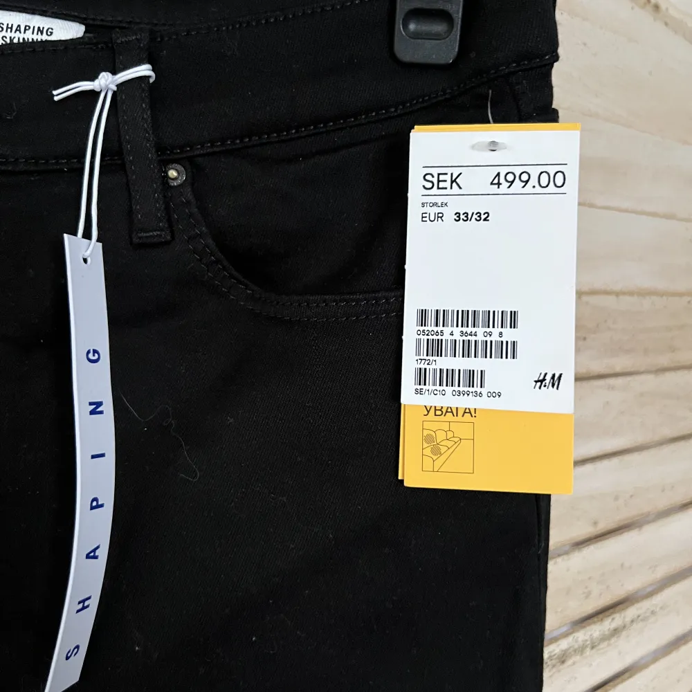 Helt nya, oanvönda svarta jeans från H@M. Säljes då de inte passar mig.  Storlen: W33 L32, nypris 499kr, mitt pris 150kr 🌸. Jeans & Byxor.