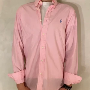 Ralph Lauren Skjorta  - Hej! Säljer nu min Skjorta från Ralph Lauren i storlek M fint skick. Tveka inte på att höra av dig om du har frågor! 