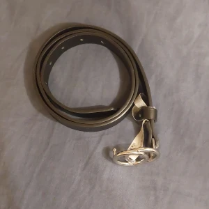 Bälte - Säljer detta ginatricot bälte eftersom det sällan används. Det är ungefär 100cm långt och i bra skick!