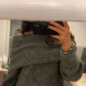 Off shoulder stickad tröja grå - En superfin stickad off shoulder tröja från H&M i storlek S.  Helt oanvänd💗Den är i nyskick och helt slutsåld.💓