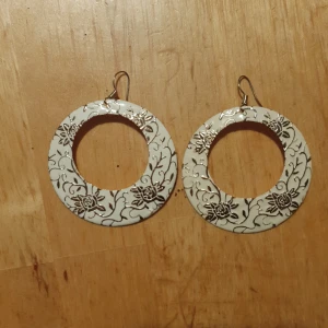 Örhänge - Vita och guldiga örhängen. Väldigt lätta