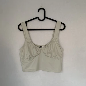 Pistagegrönt linne - Superfint pistagegrönt linne, bilden gör ej färgen rättvis. Croppad, stretchigt material. Inte mycket använd. Storlek M, passar även S. Säljes för 50kr! 🍀