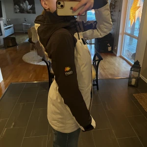 Colorwear skidjacka  - Hej! Säljer min gamla skidjacka då jag inte har användning av den längre. Den är sparsamt använd och är i väldigt bra skick. Köpte den för 2000kr.🥰