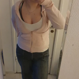 Rosa huvtröja - Tröjan är i bra skick. Är från cubus och ör i velour