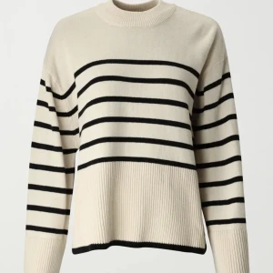 Gina tricot kofta - Säljer min jätte fina tröja från Gina då jag har 2 st, vit med svarta tender och slitar på båda sidorna🫶🏽💘 inga skador eller skäckar i nyskick!