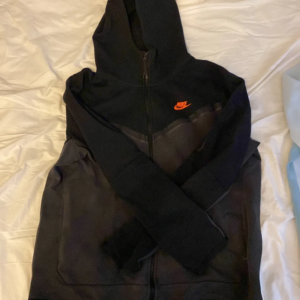 Nike tech fleece i storlek L. Hoodies.