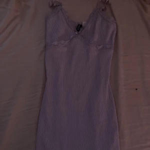 Klänning - Lila klänning storlek XS