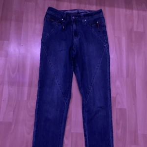 högmidjade jeans men dom e fina på vem som helst  - väldigt sköna jeans har använt dom 1 gång jag säljer dom för att jag tycker att dom inte passar mig idrekt men dom är väldigt fina och sköna.☺️