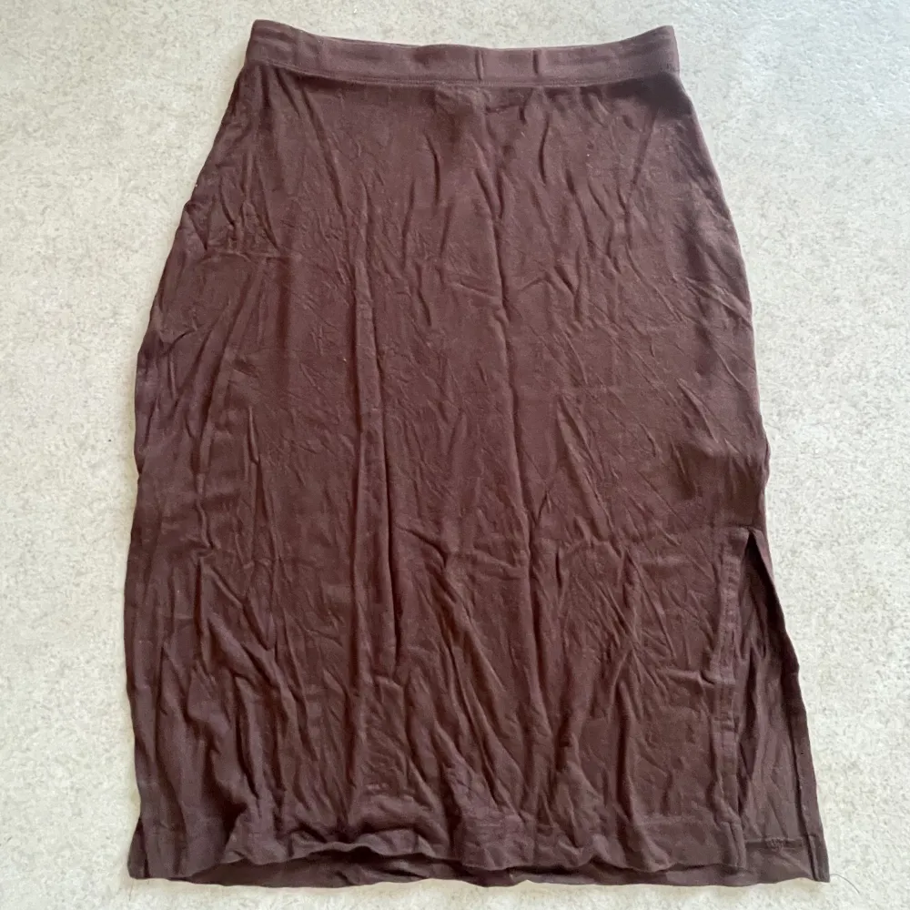 Jättesöt brun kjol med slits som går ner till knäna. Säljer då den ej kommit mycket till användning. Skriv till mig för mer info. Kjolar.
