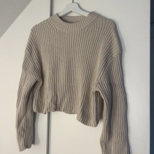 Stickad tröja  - Säljer denna stickade tröja från hm som jag aldrig har använt. Storlek M, men sitter som en S.