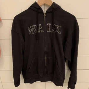 Bvaldi tröja - Snygg bvaldi zip som inte säljs längre.  Nypris 1000  Mitt pris 449