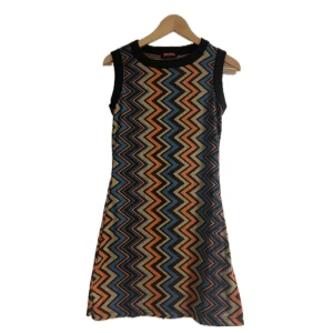 Missoni likande klänning - Kort klänning med missoni likande mönster, perfekt till hösten🧚🏻‍♂️