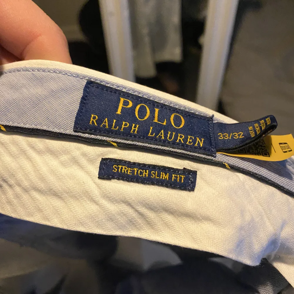 Ett par vita chinos från Ralph Lauren. Byxorna är bara använda en gång och dom är i ett fantastiskt skick. Hör av er vid frågor. Jeans & Byxor.