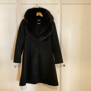 Vinterjacka  - Snyggaste kappan att mysa in sig i när vintern är här  Nypris ca 4000 Mitt pris 2000 Nyskick   Passa på med gratis frakt 🙃