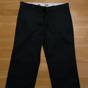 Dickies 774 original fit W32-33 - Säljer ett par helt oanvända Dickies i storleken W32-33 De sitter skönt och är perfekta för en nice baggy outfit    Frakt eller hämtas på Södermalm! 