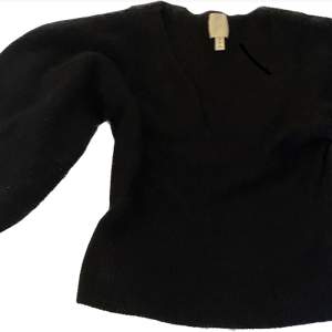 En svart stickad tröja, även perfekt till det kallare klimatet! Den är i bra skick och använd 0 gånger. Säljer den pågrund av att den kom i fel storlek när jag beställde💘