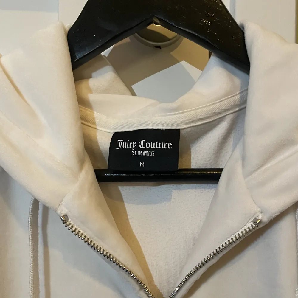 Säljer min vita juicy tröja som jag köpte förra året. Tröjan kostar nypris 1300kr💞💞Tröjan är i storlek M men jag skulle säga att den passar  Xs/s/m  Skriv för fler bilder! . Hoodies.