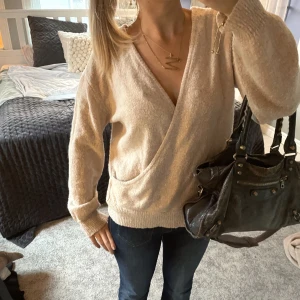 Beige stickad tröja  - Stickad tröja med öppen rygg, går även att ha fram så den blir v-ringad 💓 super fin! 